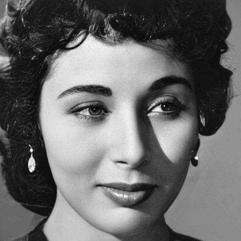 الفنانة المصرية البارزة لبنى عبد العزيز