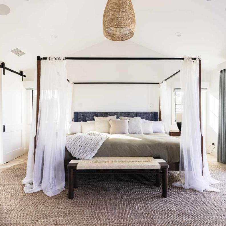 لتنسيق مثالي لسرير الكانوبيه، ينصحكِ الخبراء بمنح القطعة المميزة فرصة لتكون محور الغرفة