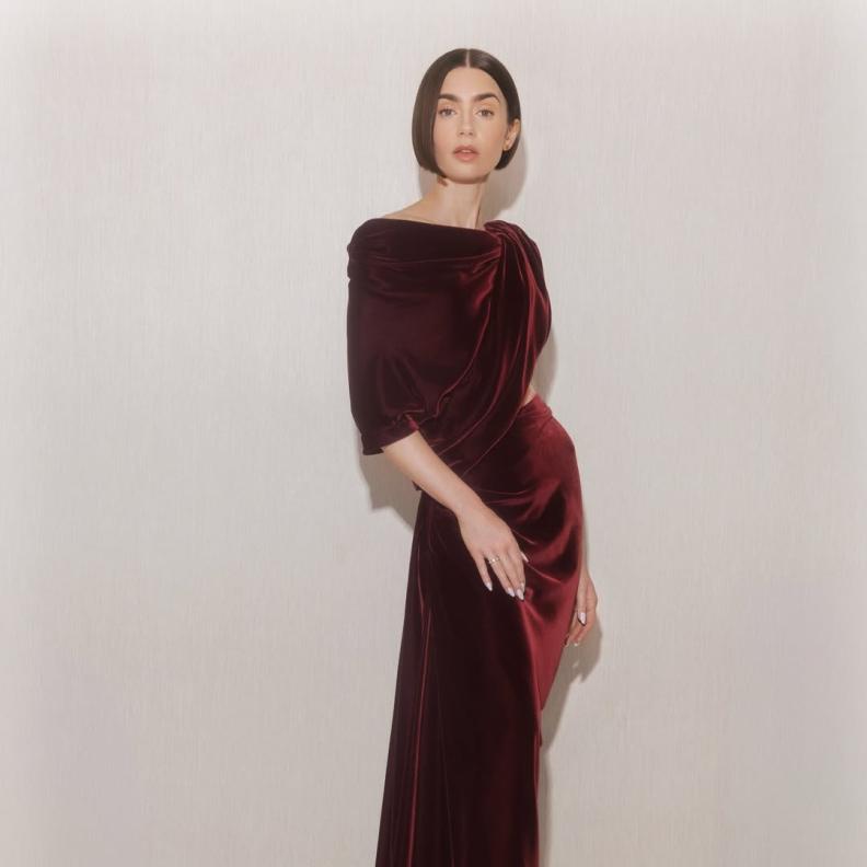 ليلي كولينز بفستان المخمل باللون البرغندي