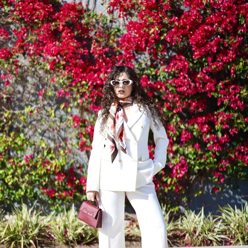 مايان السيد ببدلة كلاسيكية أنيقة باللون الأبيض