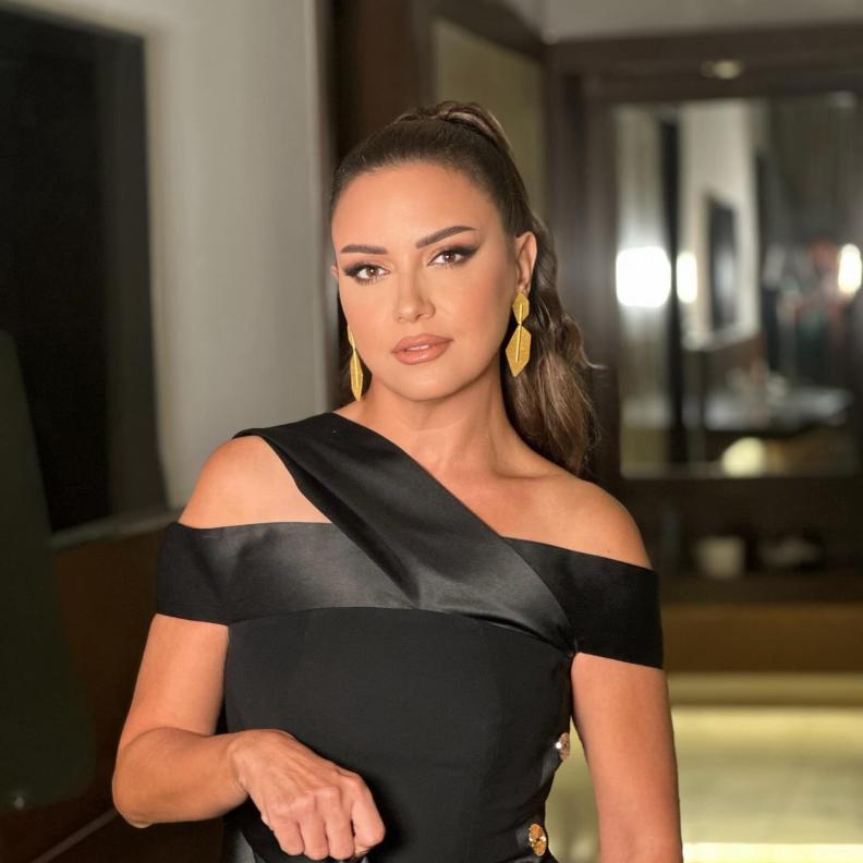 مجوهرات ريهام عبد الغفور تُزين إطلالتها الناعمة وتمنحها أنوثة استثنائية 