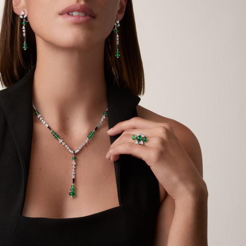 مجوهرات مرصعة بحجر الزمرد من Cartier
