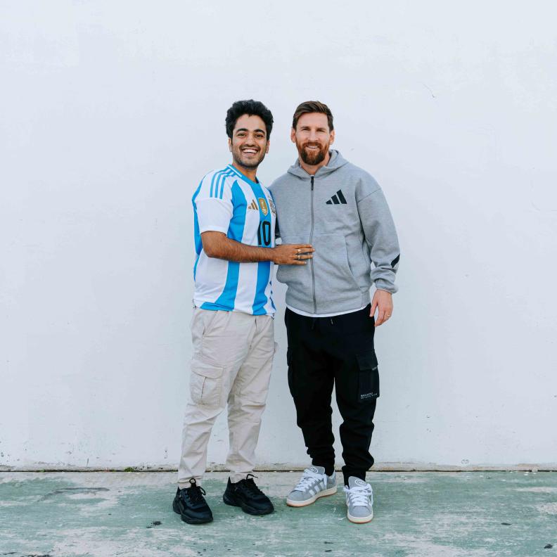 ميسى يدعم فريق عمل فيلم Blue52