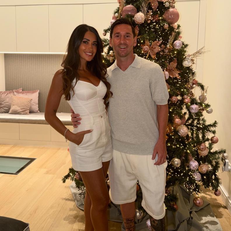 ميسي وزوجته أنتونيلا روكوزو 