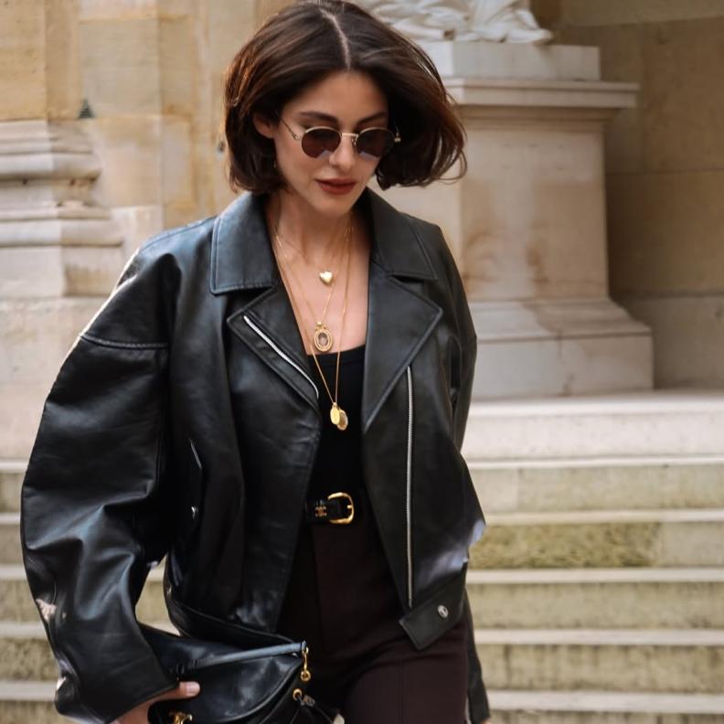 نور عريضة ببنطال وجاكيت منتفخ من الجلد الأسود