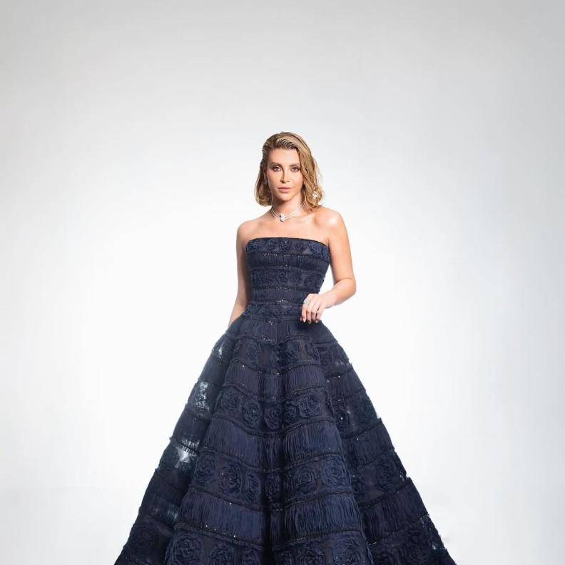 نور علي ترتدي فستانا بتصميم منتفخ من وحي الأميرات