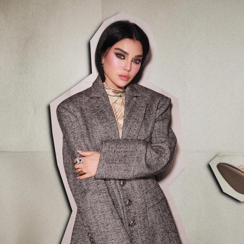 هيفاء وهبي ترتدي قميصا مقلما وبليزر أوفر سايز 