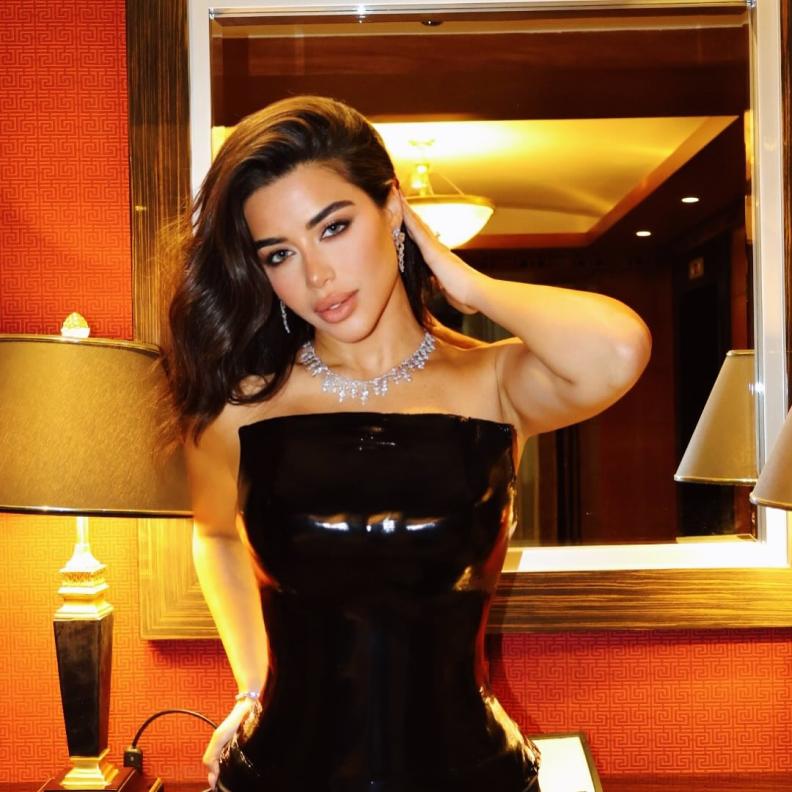 يارا السكري تتألق بمجوهرات عصرية تخطف الأنظار في أحدث ظهور