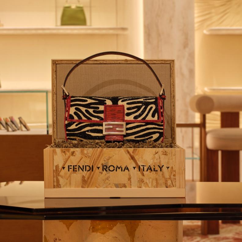 حقيبة ‏Baguette Re-Edition‏ من ‏Fendi‏ في إصدارها الجديد... مرآة لامرأة لا تشبه أحداً