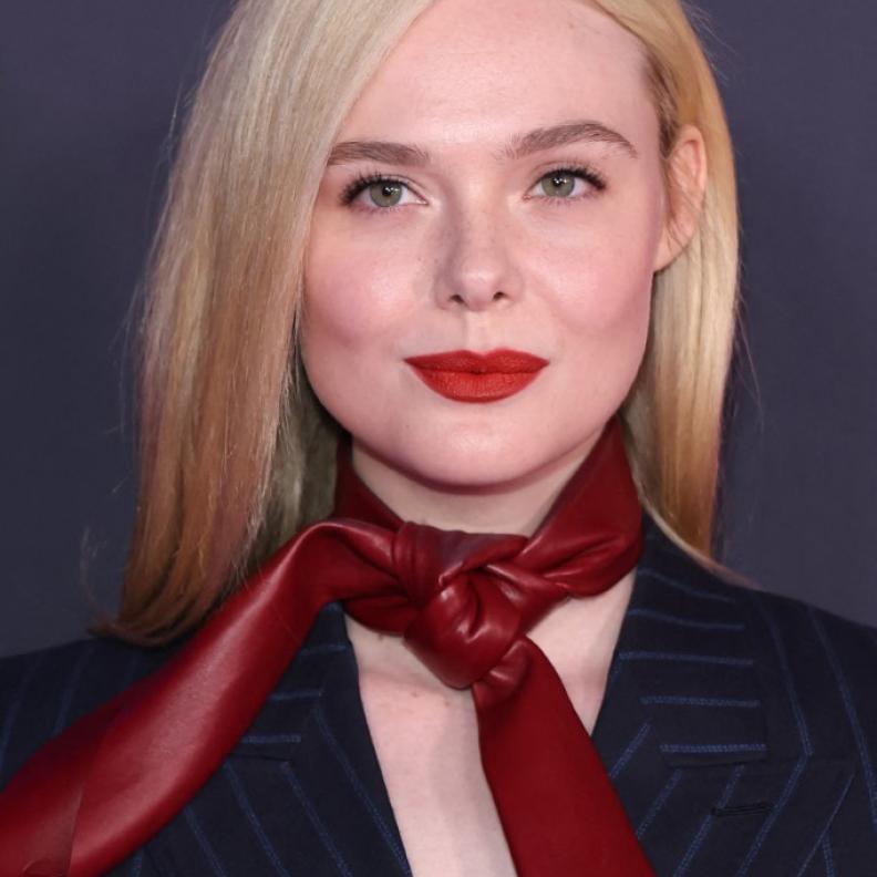 ألوان أحمر الشفاه الحمراء الفاتحة بأسلوب Elle Fanning