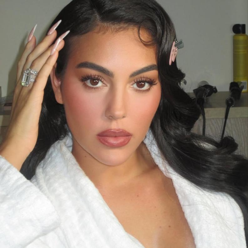 ألوان البلاشر الوردي مع التموجات الداكنة بأسلوب Georgina Rodríguez