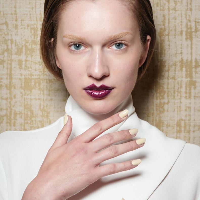 ألوان مناكير باستيل وصفراء من دار Edeline Lee