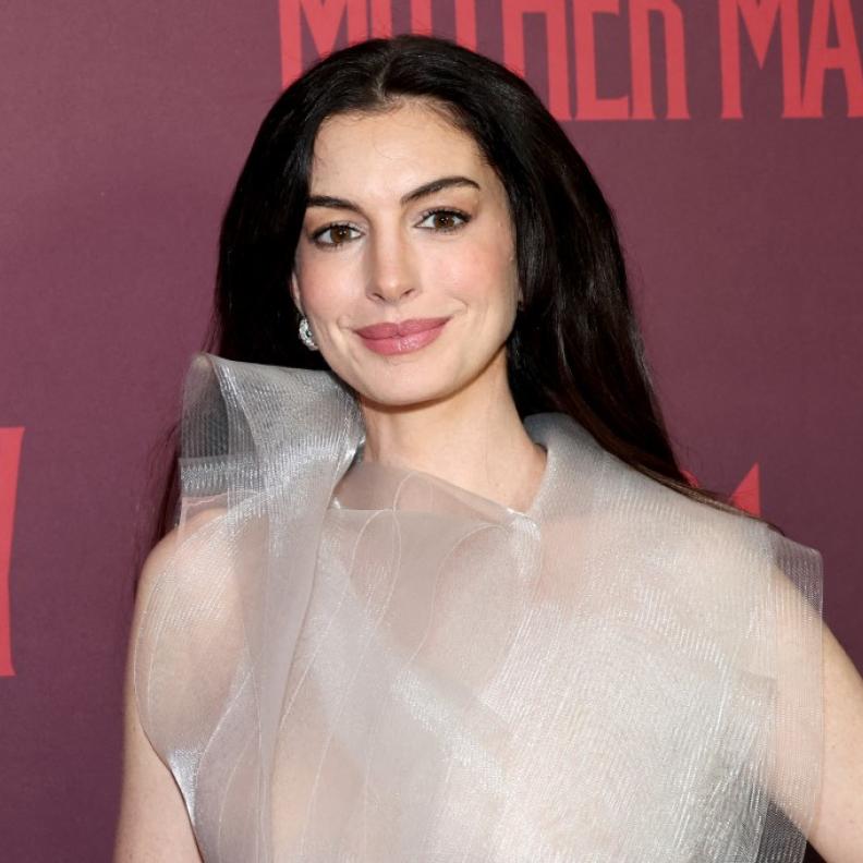  إطلالةAnne Hathaway بالمكياج المشمشي الفاتح مع الشفاه المشرقة