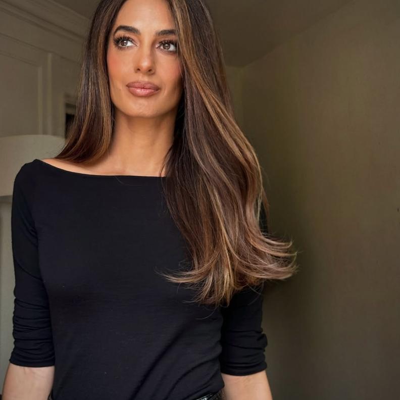 اطلالة أمل كوني بمكياج برونزي ساحر- الصورة من حساب خبير الشعر Dimitris Giannetos