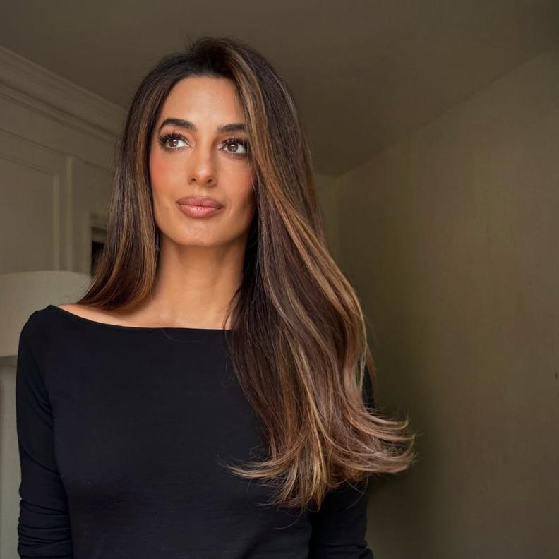 اطلالة أمل كلوني بمكياج برونزي ساحر- الصورة من حساب خبير الشعر Dimitris Giannetos