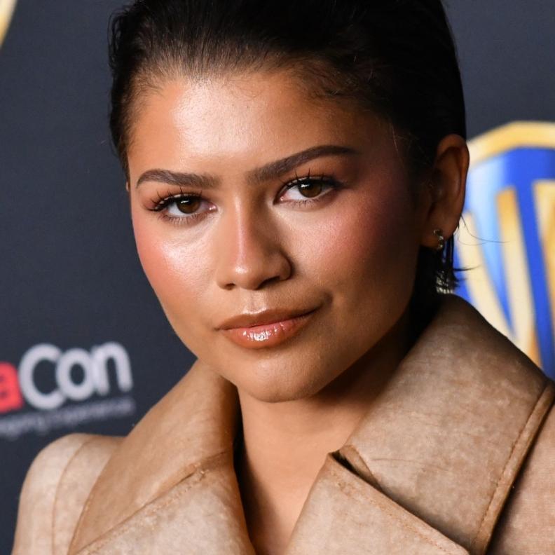 اطلالة النجمة Zendaya برسمات المكياج المشمشي