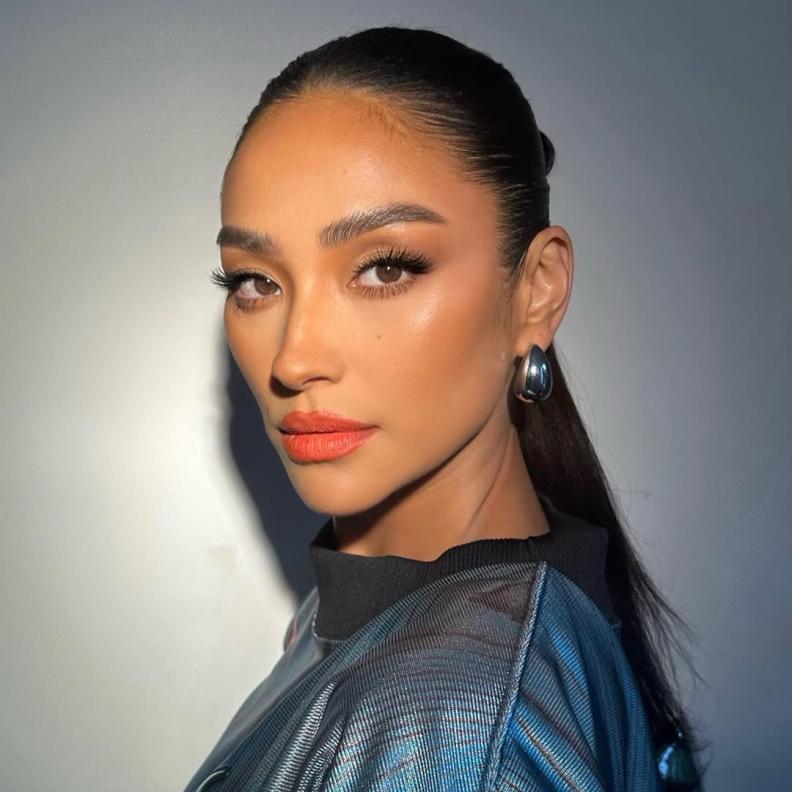 1 رئيسية النجمة Shay Mitchell صورة من انستغرامها