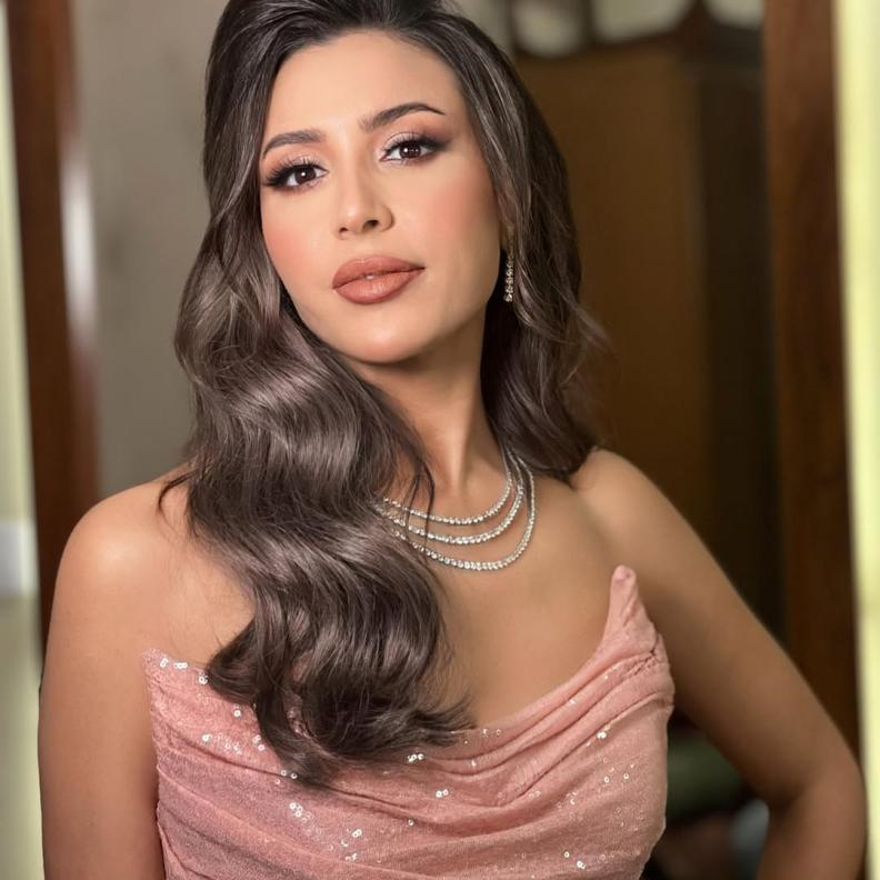 تستخدم جنات ماسكات طبيعية للشعر والبشرة