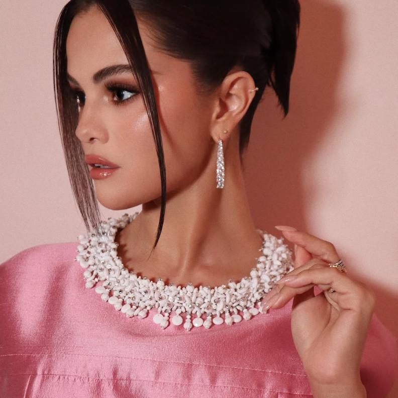 تسريحة شعر الكعكة مع الخصل الجانبية بأسلوب Selena Gomez