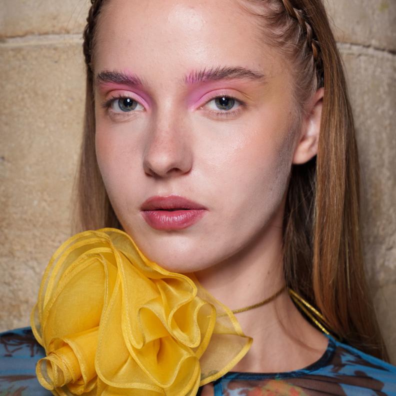 رسمات المكياج الملوّن بتموجات الزهري والمرجاني من دار Shuting Qiu