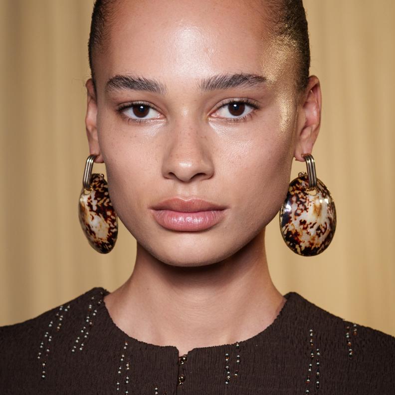 سيروم العين لاخفاء الهالات السوداء هذا الربيع