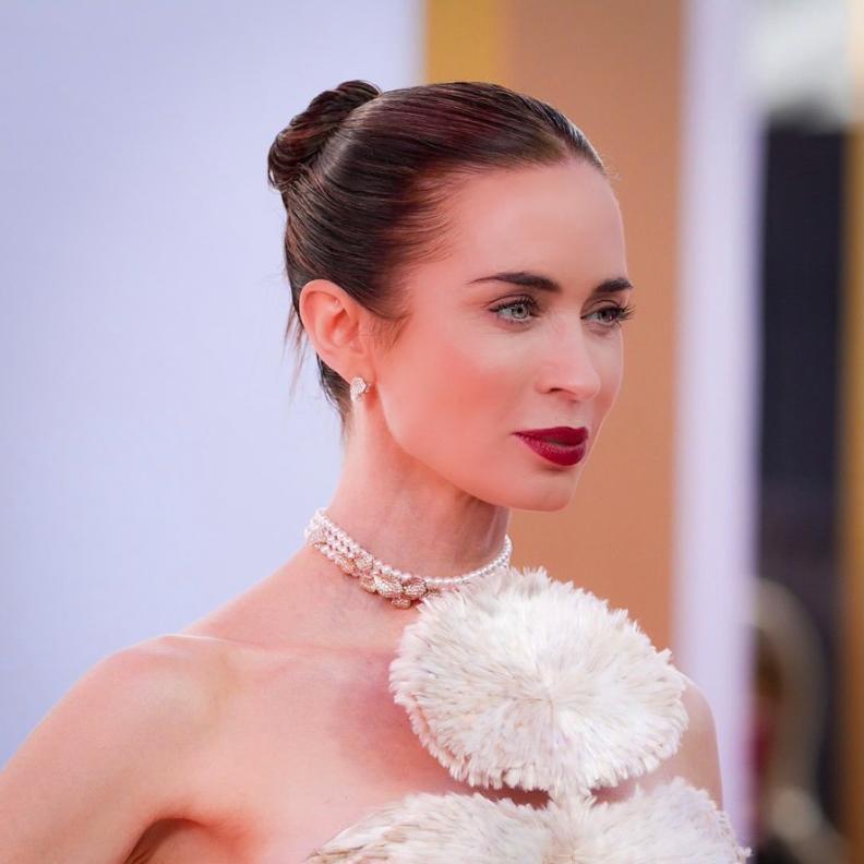 شارلوت تيلبوري تضفي سحرها على إطلالة النجمة إيميلي بلنت