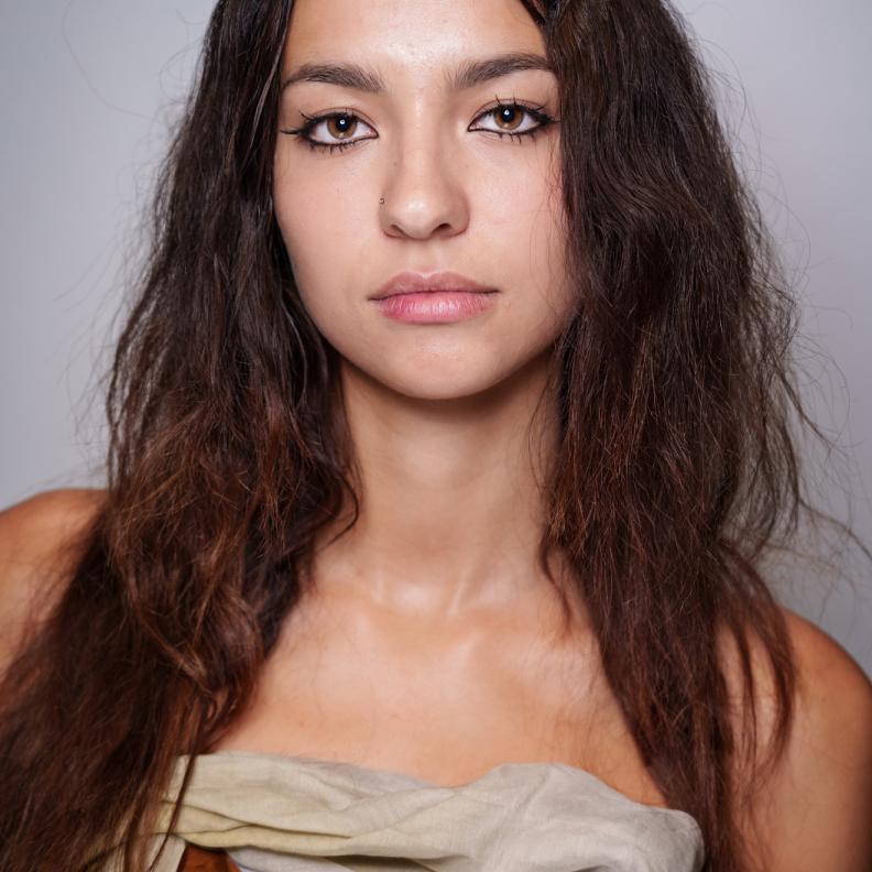 صيحة الكحل الاسود بخطوط رفيعة من دار Mossi