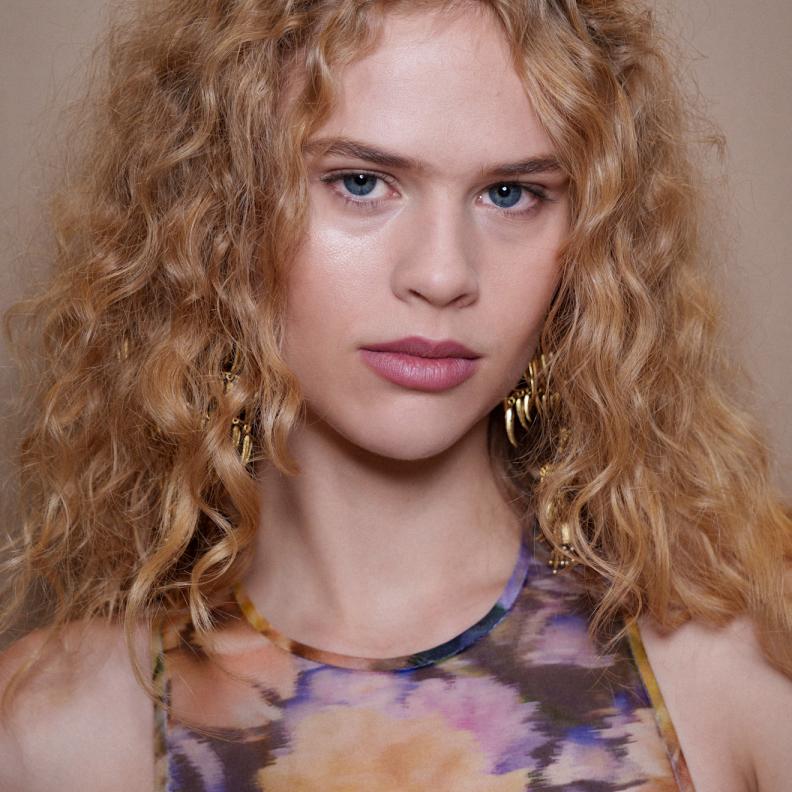 قصات الشعر الطويل والكيرلي من دار Zimmermann