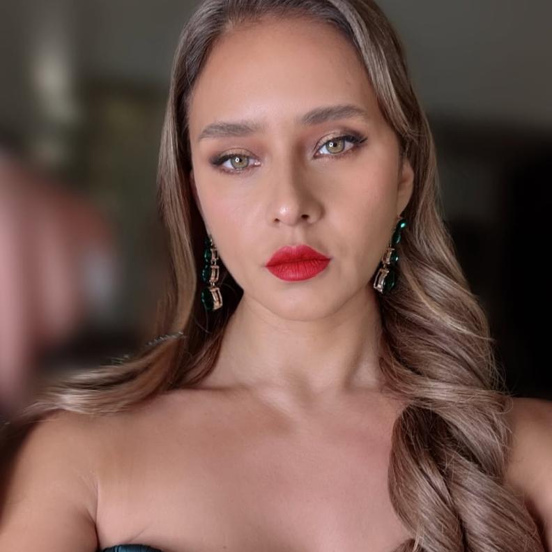 يعتمد ثبيت أحمر الشفاه على خطوات تطبيقه باحتراف