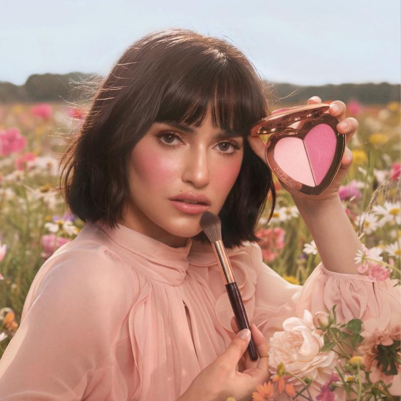 يسر الخالدي الوجه الإعلاني الجديد لحملة CHARLOTTE TILBURY  PILLOW TALK IN BLOOM
