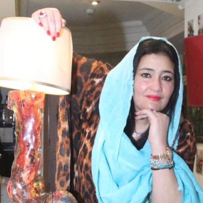 الفنانة التشكيلية السعودية شاليمار شربتلي لـ هي: الفن… لغة الإنسان ... وهوية الوطن