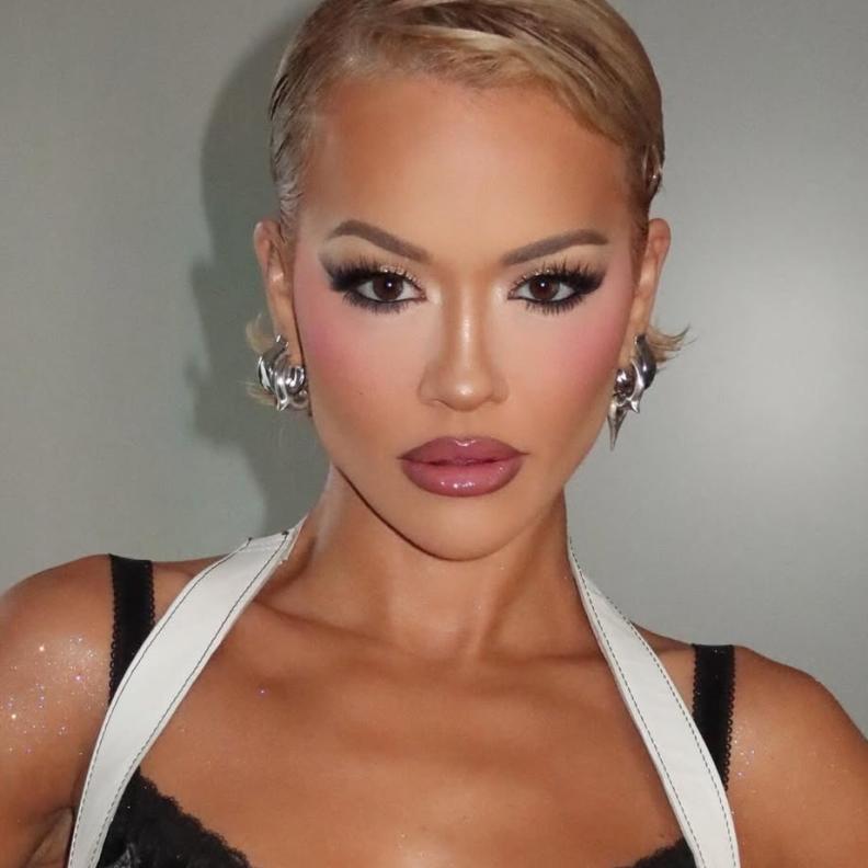 بريق الغلامور على طريقة ريتا أورا: خطوات مكياج متكامل بإبداع شيري موريس