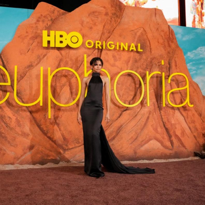 من حرباء الأزياء إلى أيقونة النضج رحلة زندايا مع آشي ستوديو