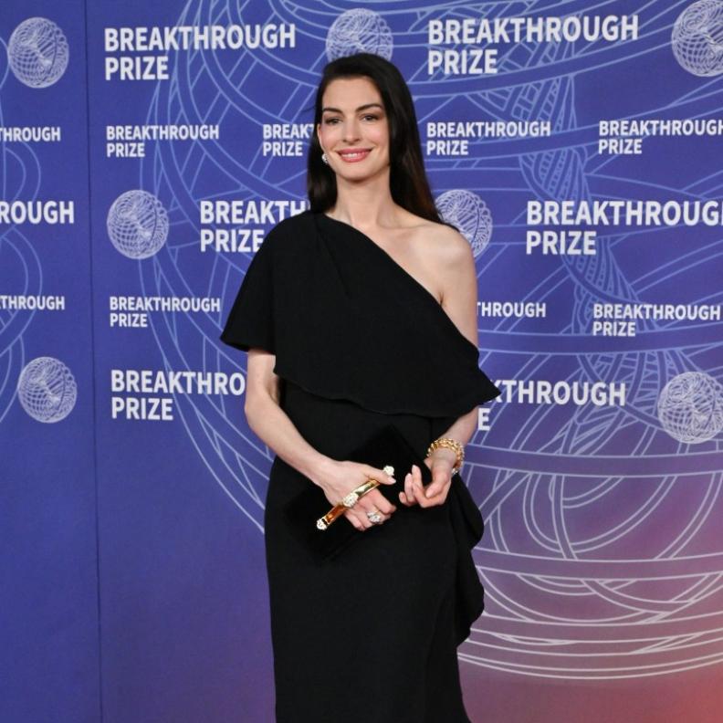 آن هاثاوي بفستان طويل باللون الأسود الموحد