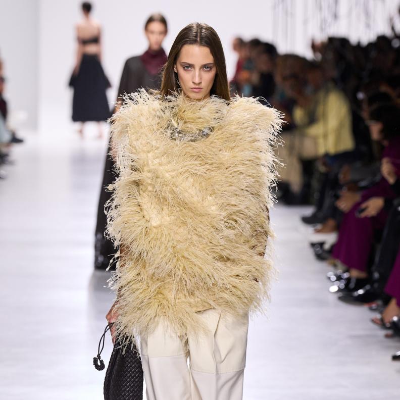 الريش.. لغة جديدة للأناقة في موسم ربيع 2026