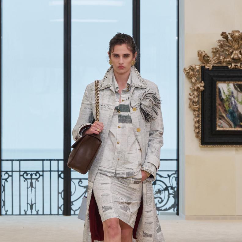 شانيل..طبعة الجريدة بين ذاكرة الموضة وسردها المعاصر