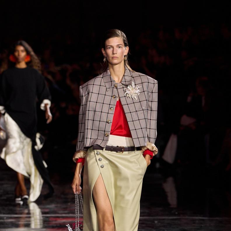 البليزر القصير يعود من الثمانينيات مع بعض التعديلات البسيطة