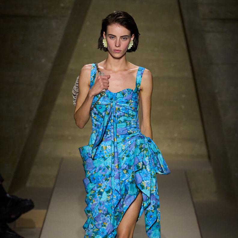 كيف تنسقين أحذية الجيلي بأسلوب عصري هذا الربيع