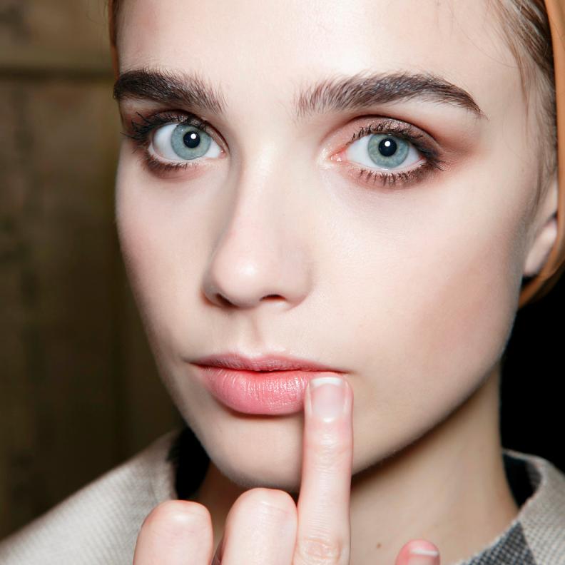 لمعان طبيعي لشفتيكِ… كيف تصنعين زيت شفاه مغذي في المنزل؟