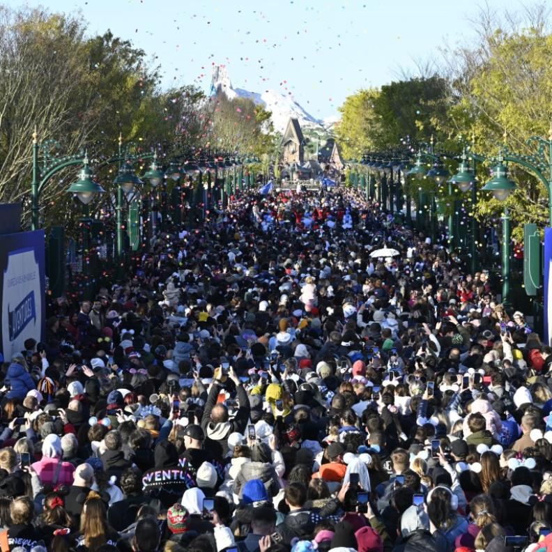 ديزني أدفنتشر وورلد يستقبل أوائل زوّاره الراغبين في اكتشاف "عالم فروزن"