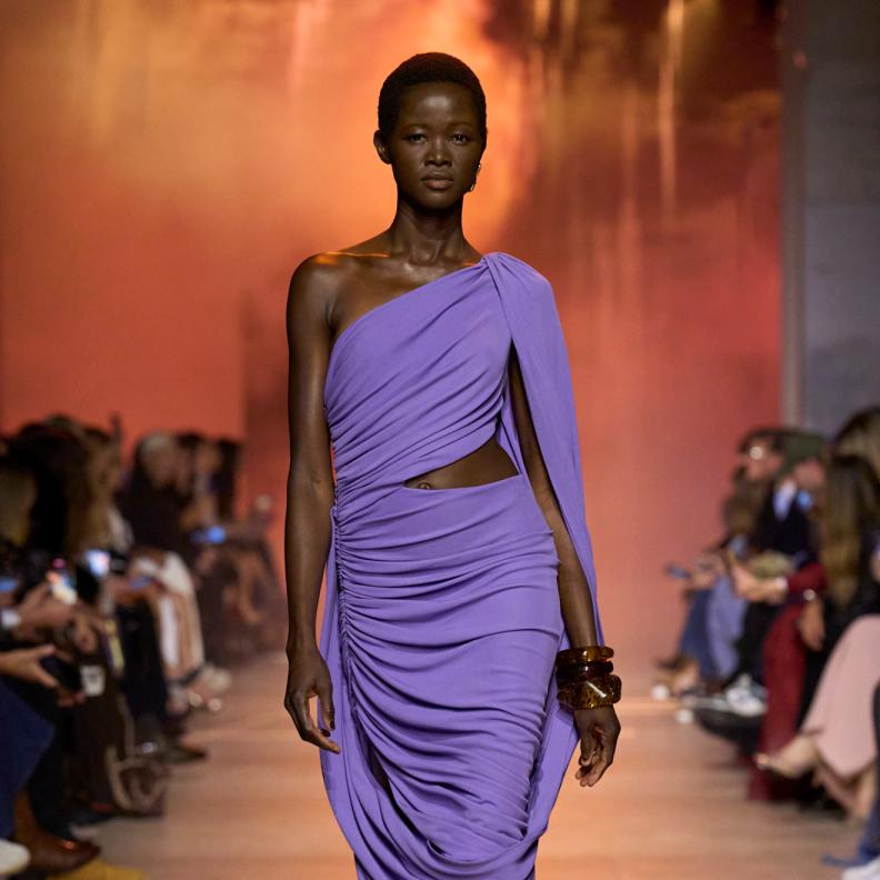 فستان سهرة ناعم باللون البنفسجي من Elie Saab 