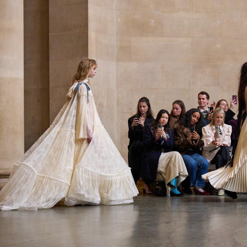 الرومانسية الفيكتورية… حين تنكسر هيمنة البساطة ويستعاد فائض الشعور