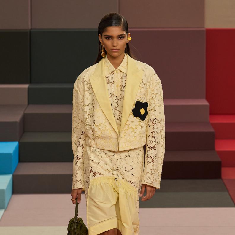 طقم من تنورة من الدانتيل من تصميم Fendi 