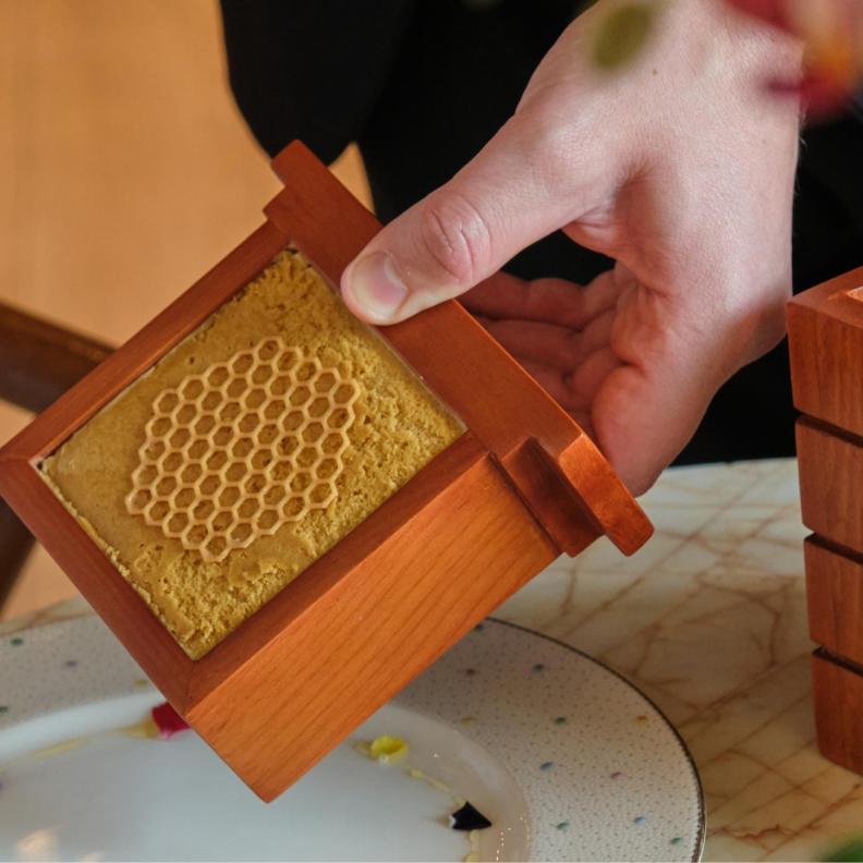 كيك العسل… حلى بسيط بطعم الدفء والذكريات