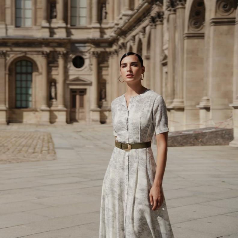 المصممة العُمانية أمل الرئيسي تكشف عن مجموعة "بورتريه للنعومة المعاصرة"