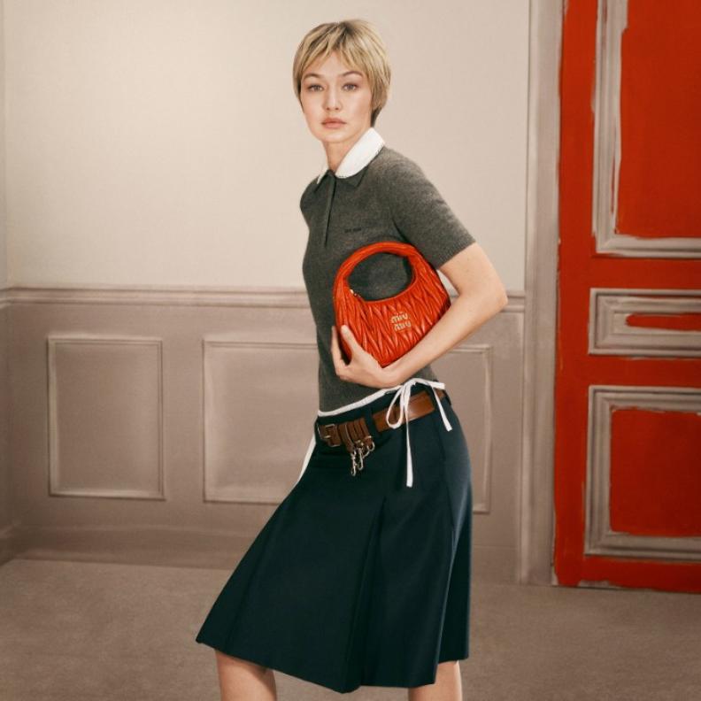 جيجي حديد أيقونة التحرر في حملة‎ Miu Miu ‎لعام 2026 ‏