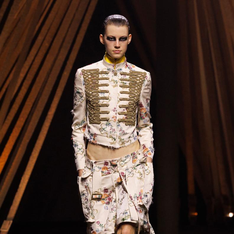 حين تصبح السلطة قابلة للإرتداء.. سترة الجاكيت العسكري بين الانضباط والاستعراض