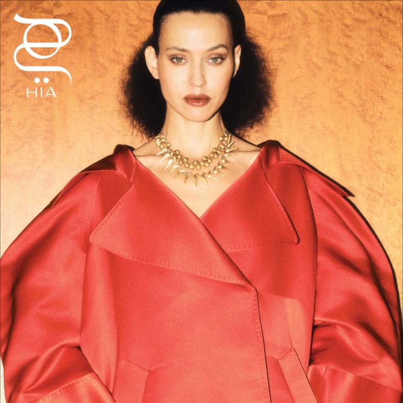 إطلالة كاملة مؤلفة من فستان ‏ بتصميم الترانش وسلاسل معدنية ذهبية ‏ من دار "جيفنشي" ‏Givenchy‏ ‏