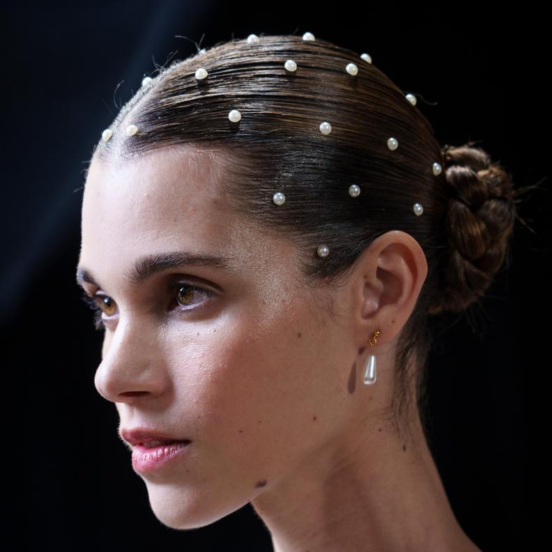 أكسسوارات شعر ملفتة مع تسريحات الشعر العصرية هذا الربيع