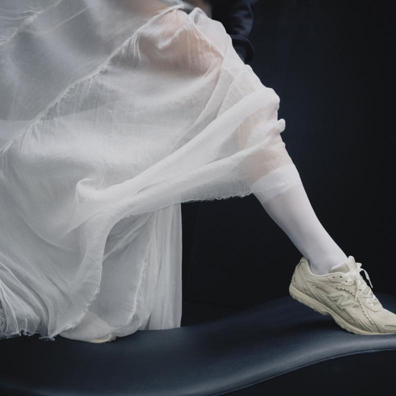 نيو بالانس تطلق أحدث إصدار من حذاء 204L بالتعاون مع روزاليا